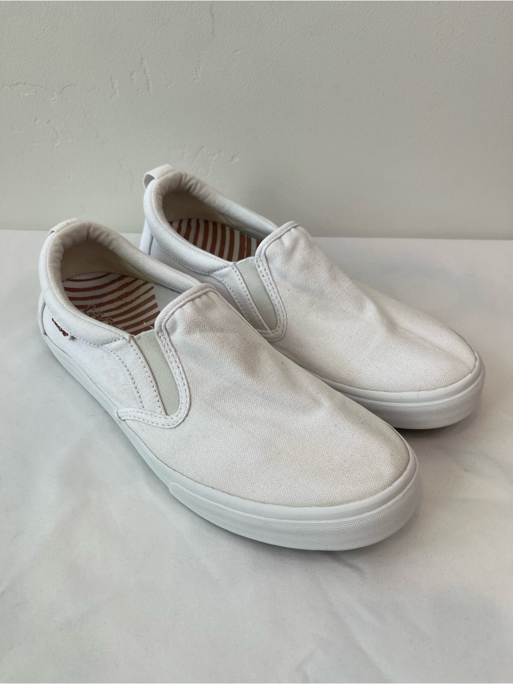 Taos Rubber Soul White Canvas Slip On Comfort Sneakers Womens Size 8.5